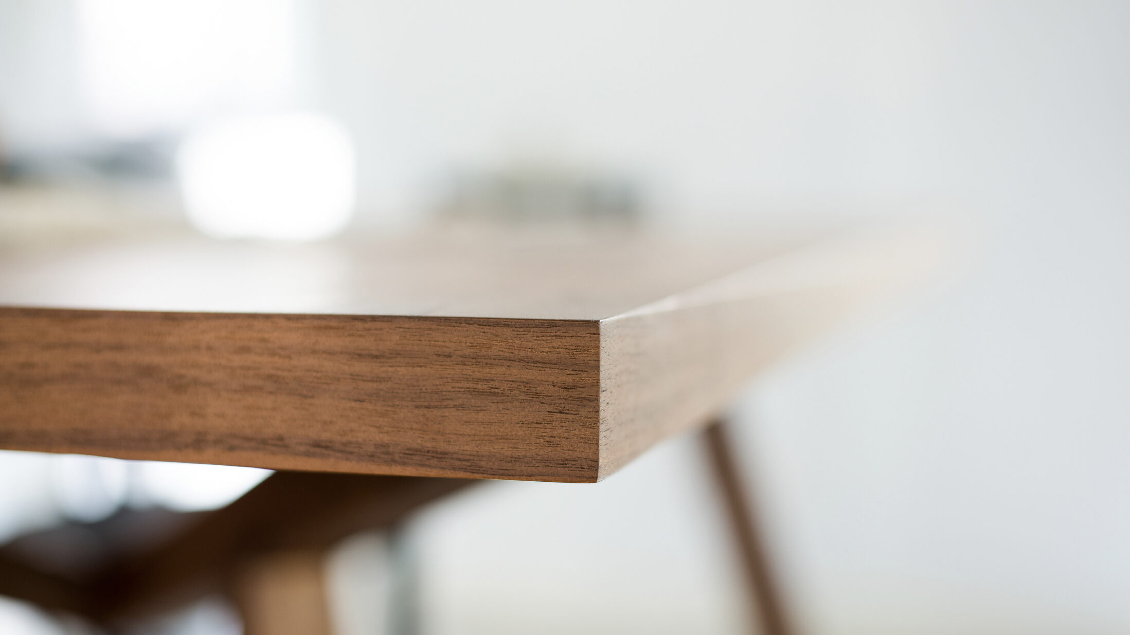 Присел на край стола. Столик на край стола. Край деревянного стола. Поверхность стола сбоку. Прямой край стола.